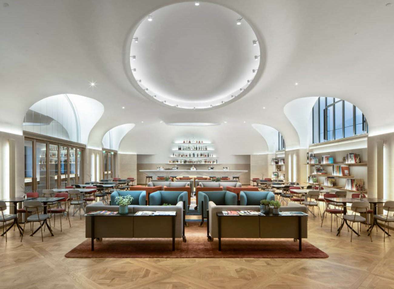 Grand salon voûté avec oculus lumineux central et bar sur mesure, bureaux Moët Hennessy conception lumière Ponctuelle