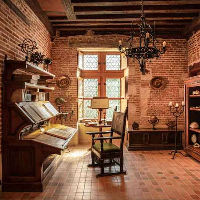 Cabinet d'étude de Léonard de Vinci au Château du Clos Lucé avec bureau et vitrine de curiosités, conception lumière Ponctuelle