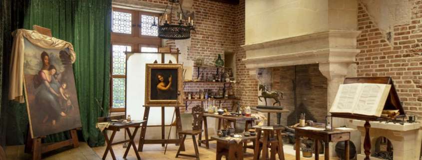 Vue large de l'atelier de peinture de Léonard de Vinci au Château du Clos Lucé avec cheminée monumentale, conception lumière Ponctuelle