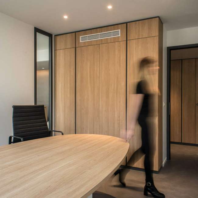 Bureau individuel en bois avec éclairage encastré et spots d'ambiance, SAV Horlogerie Chanel ; conception lumière Ponctuelle
