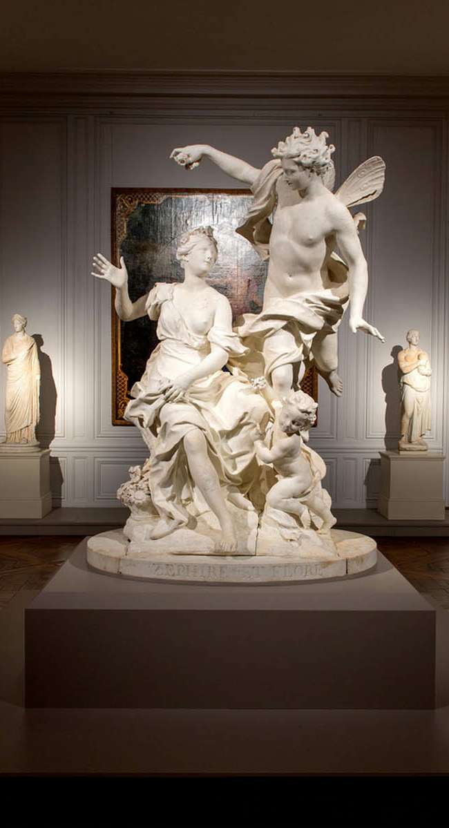Sculpture Zéphyr et Flore éclairée au centre d'une salle d'exposition du Château de Versailles, conception lumière Ponctuelle