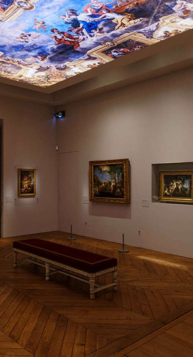 Grande toile classique éclairée dans une salle bleu nuit du Château de Versailles, exposition Galerie des Cotelles, conception lumière Ponctuelle
