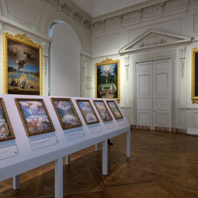 Vue d'ensemble de la salle Jean Cotelle avec citation de Pierre Corneille et tableaux de jardins de Versailles, Galerie des Cotelles, conception lumière Ponctuelle