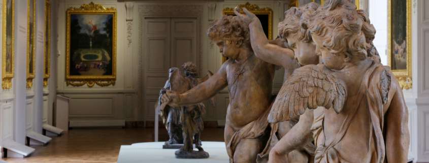 Groupe de sculptures de putti en terre cuite exposées dans la Galerie des Cotelles au Château de Versailles, conception lumière Ponctuelle