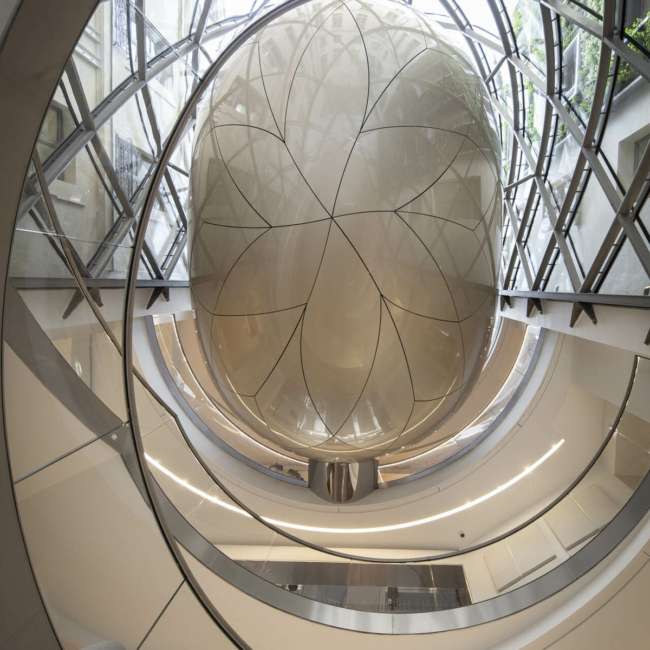 Puits de lumière en forme de goutte au-dessus d'un escalier hélicoïdal, conception lumière Ponctuelle pour L'Oréal Le Visionnaire