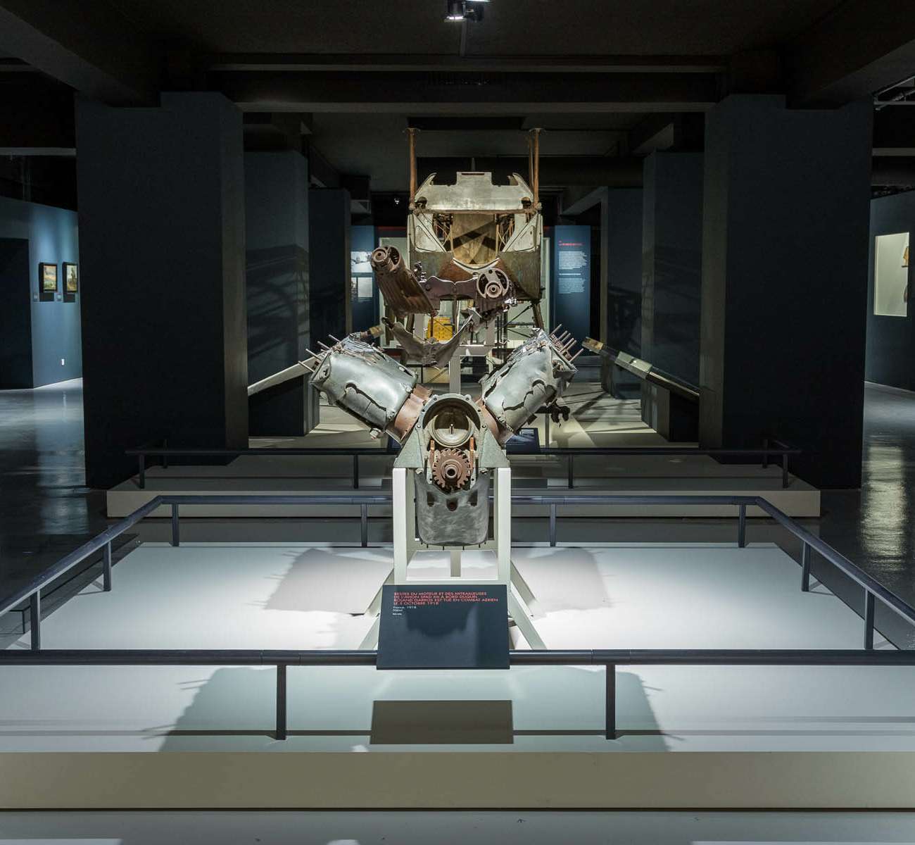Moteur d'avion Spad XIII exposé dans une salle sombre du Musée de l'Air et de l'Espace, conception lumière Ponctuelle