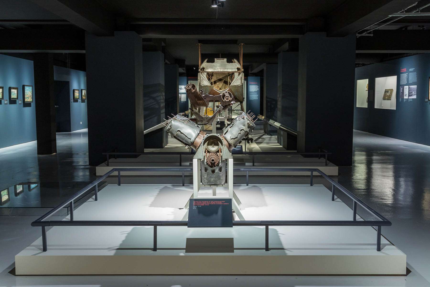 Moteur d'avion Spad XIII exposé dans une salle sombre du Musée de l'Air et de l'Espace, conception lumière Ponctuelle