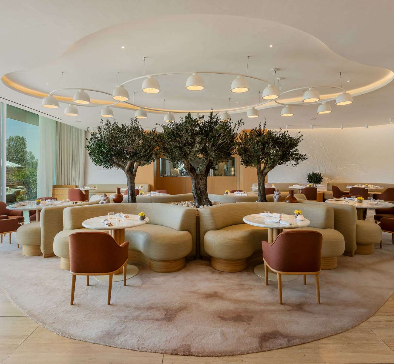 Salle du restaurant Marcelle au Domaine de Verchant avec plafond courbe et suspensions circulaires, conception lumière Ponctuelle