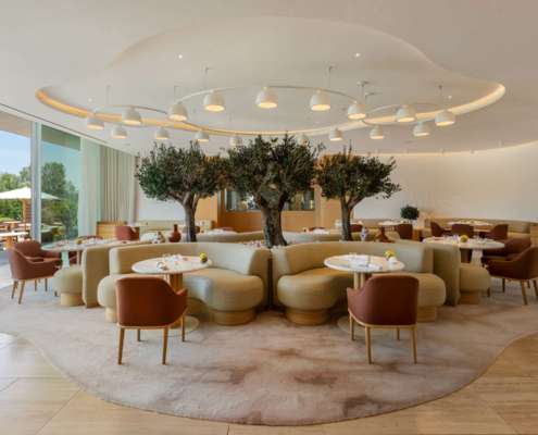 Salle du restaurant Marcelle au Domaine de Verchant avec plafond courbe et suspensions circulaires, conception lumière Ponctuelle