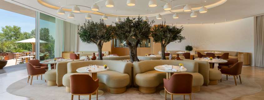 Salle du restaurant Marcelle au Domaine de Verchant avec plafond courbe et suspensions circulaires, conception lumière Ponctuelle