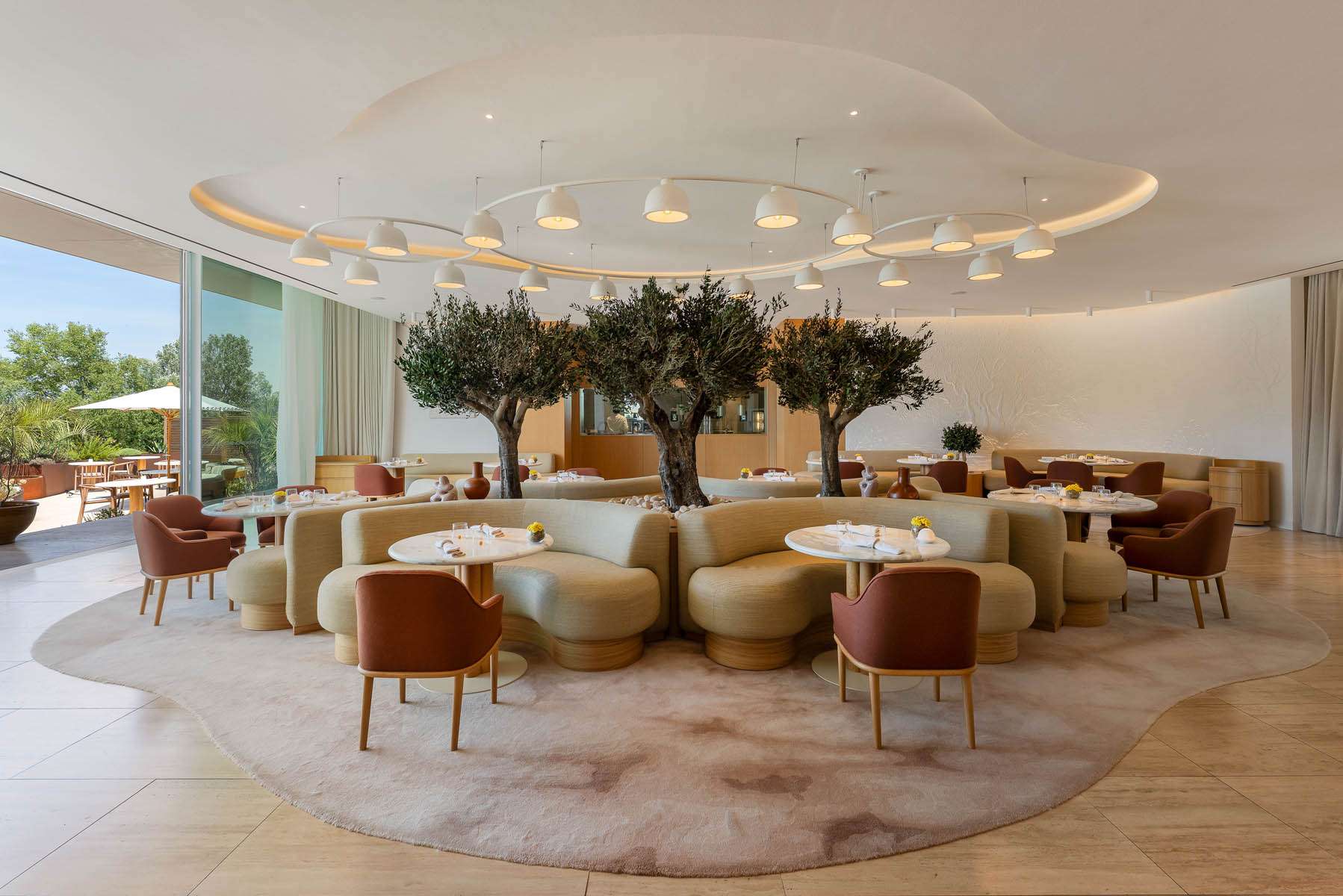Salle du restaurant Marcelle au Domaine de Verchant avec plafond courbe et suspensions circulaires, conception lumière Ponctuelle