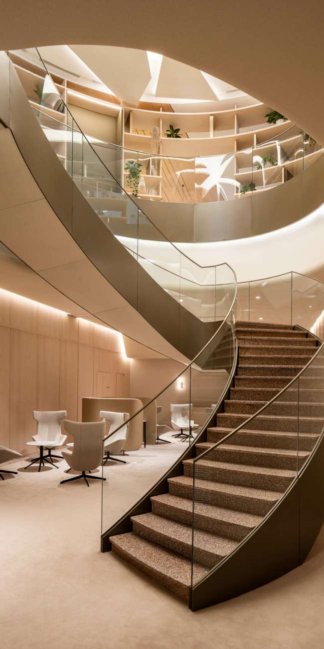 Escalier hélicoïdal ouvert sur plusieurs niveaux de bureaux, conception lumière Ponctuelle