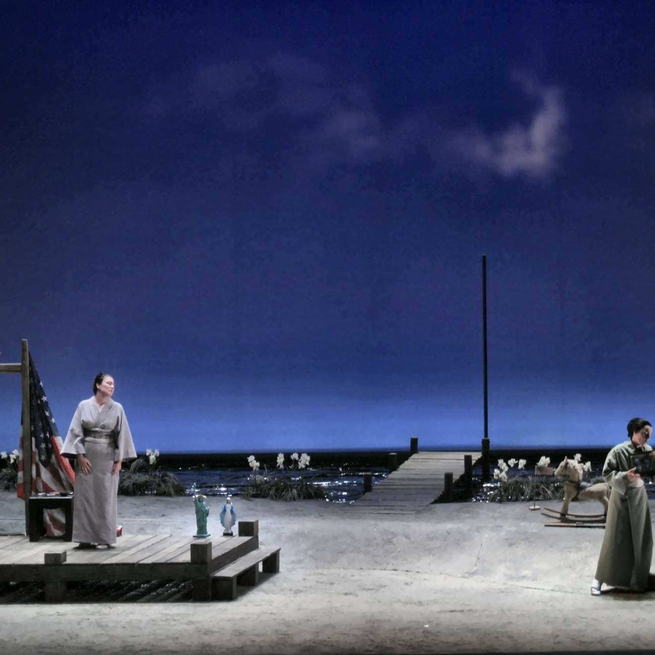 Scène de Madame Butterfly sous un ciel bleu nuageux, maison japonaise et ponton en bois, Opéra de Marseille, conception lumière Ponctuelle