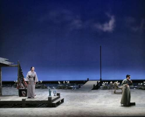 Scène de Madame Butterfly sous un ciel bleu nuageux, maison japonaise et ponton en bois, Opéra de Marseille, conception lumière Ponctuelle