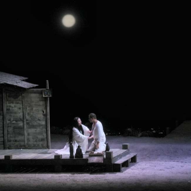 Duo nocturne de Madame Butterfly sur la terrasse en bois, pleine lune et lumière froide, Opéra de Marseille, conception lumière Ponctuelle
