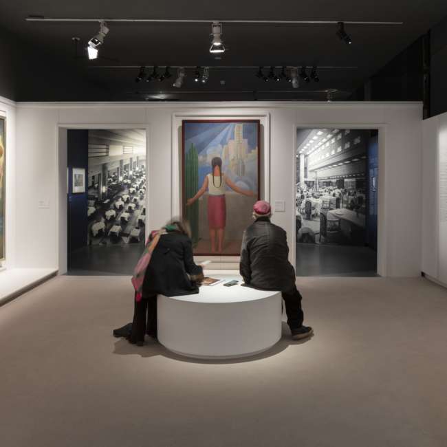 Conception lumière exposition Art Déco France / Amérique du Nord à la Cité de l'architecture et du patrimoine, Paris : salle aux tableaux éclairés par projecteurs sur rail